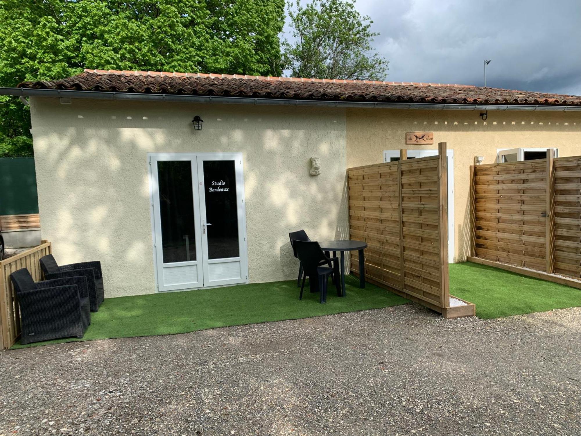 Chambre D'Hotes Naturiste Le Jardin Des Hirondelles Blanzaguet-Saint-Cybard Buitenkant foto
